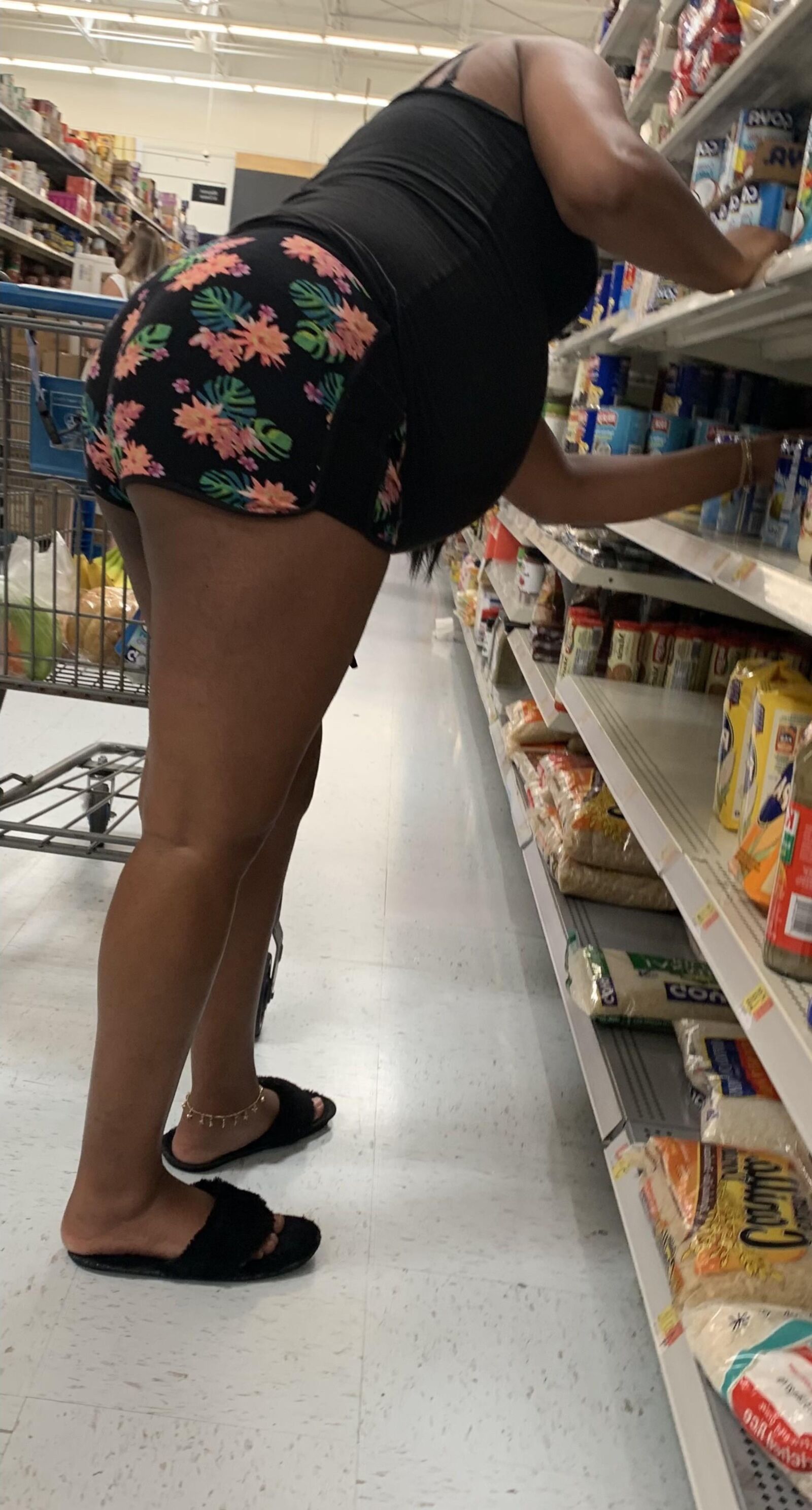 [Pregnant] women at supermarket