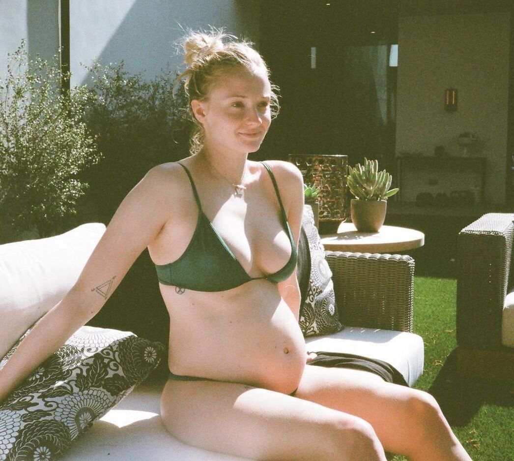 preggo hoe Sophie Turner with 2nd bun in the oven