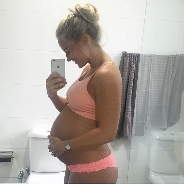 Fit loira escandinava preggo