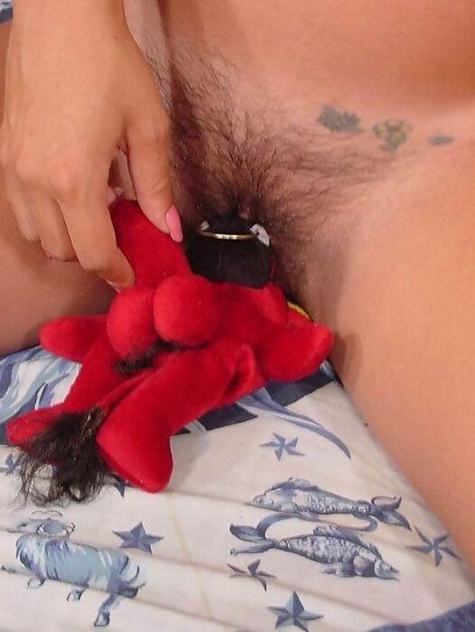 Mexicana embarazada jugando con peluches