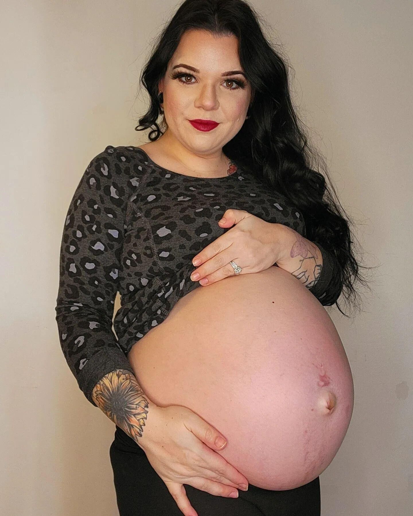 Amadora Kayla com uma enorme barriga de grávida