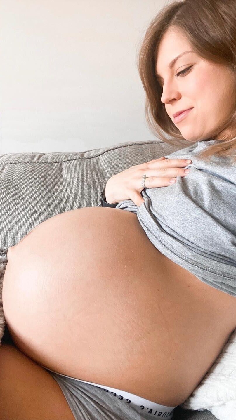 Katie, maman jumelle enceinte et amateur, comment la baiser ?