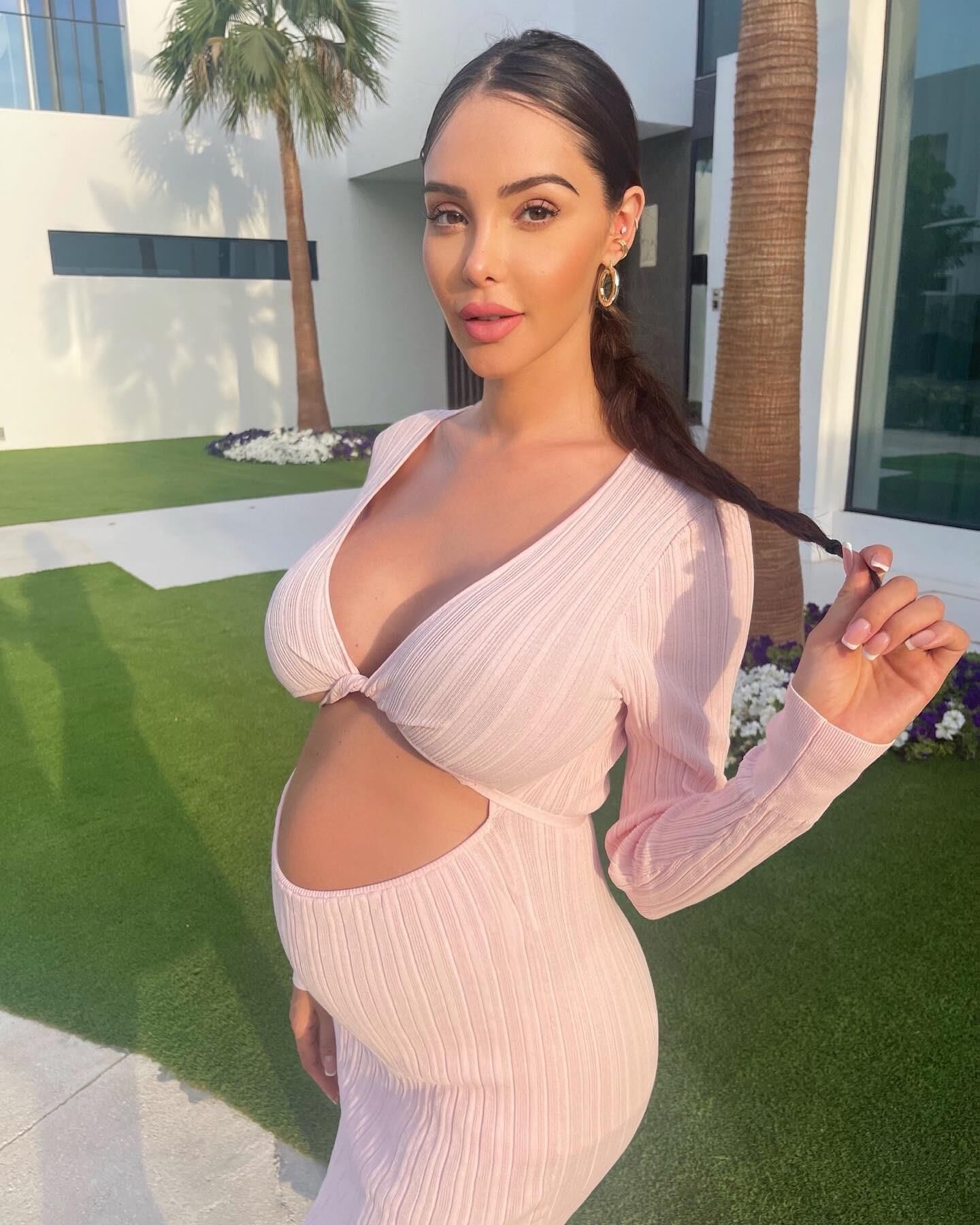 Nabilla, femme enceinte et chaude, aux gros seins