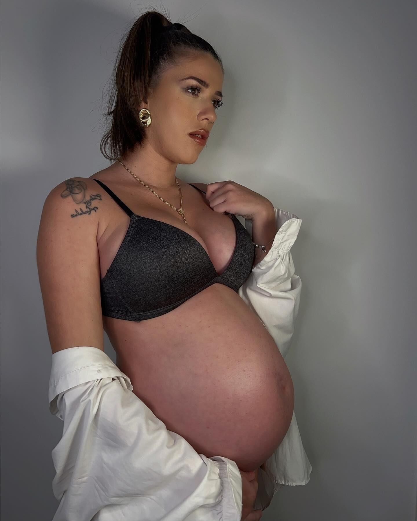 Hot pregnant babe Julia with huge belly