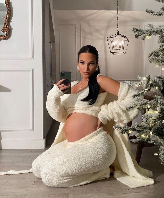 Mirror mirror on the wall, who's the sexiest preggo of them all?