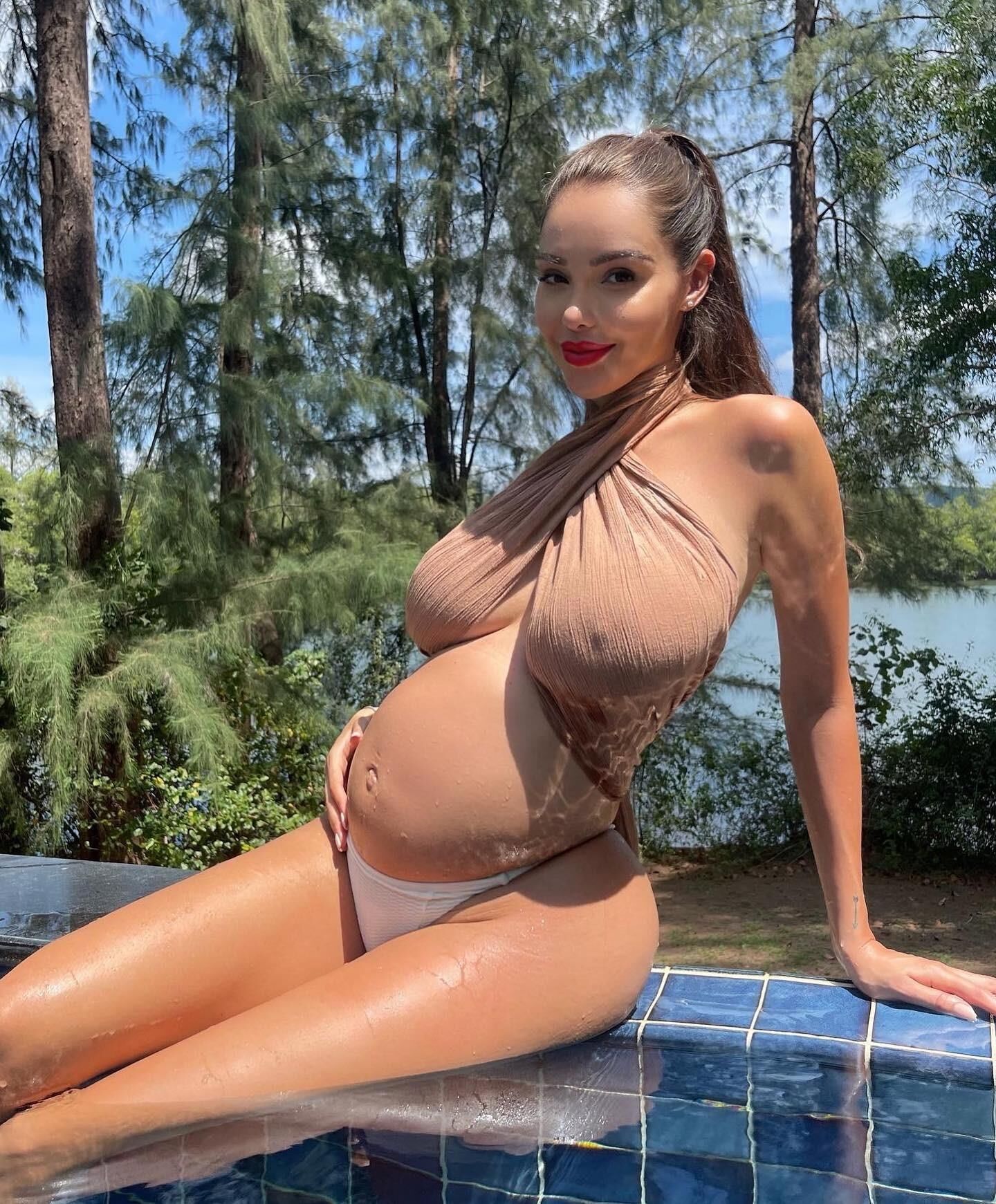 Nabilla, femme enceinte et chaude, aux gros seins