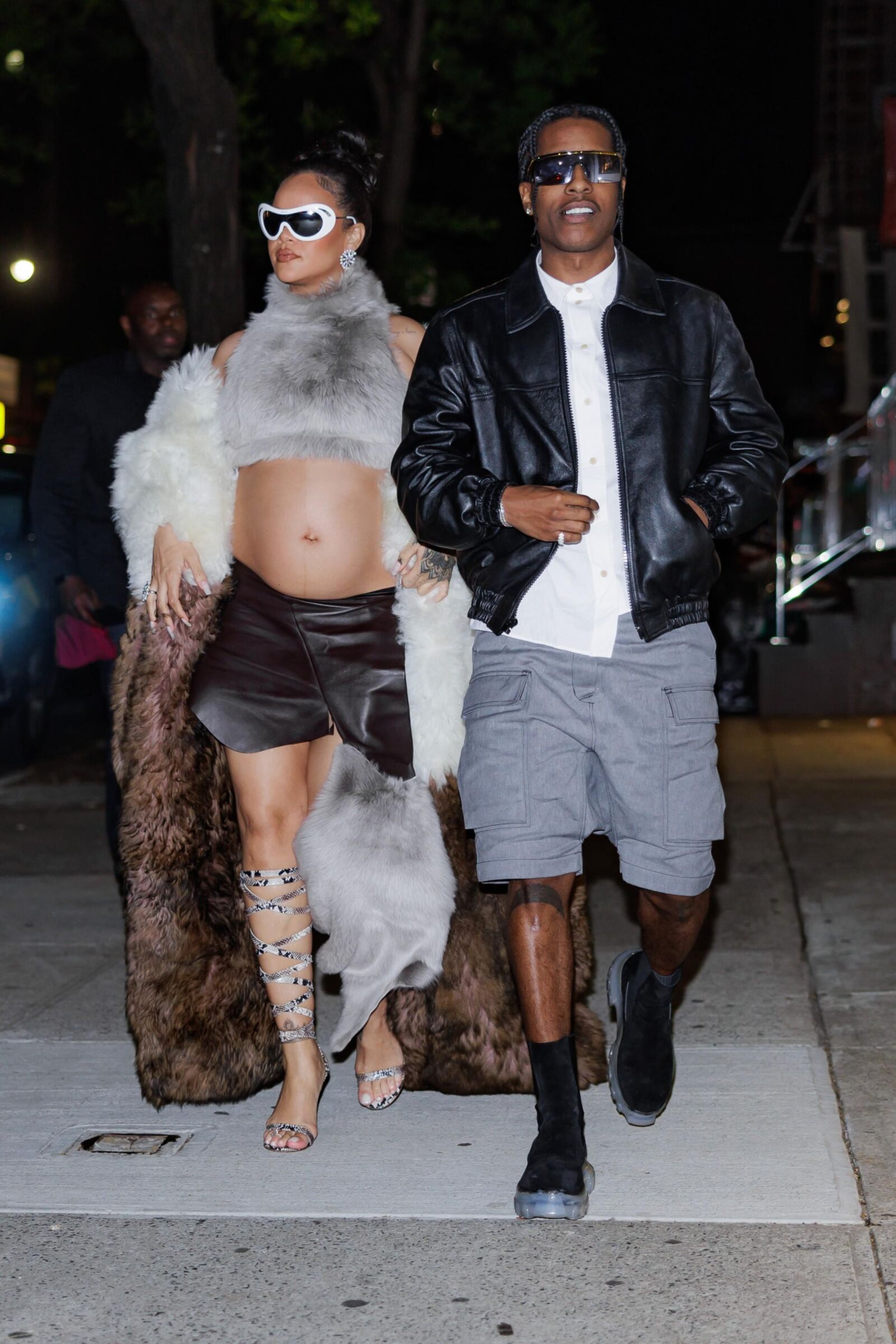 Rihanna - mostra barriga com casaco de pele