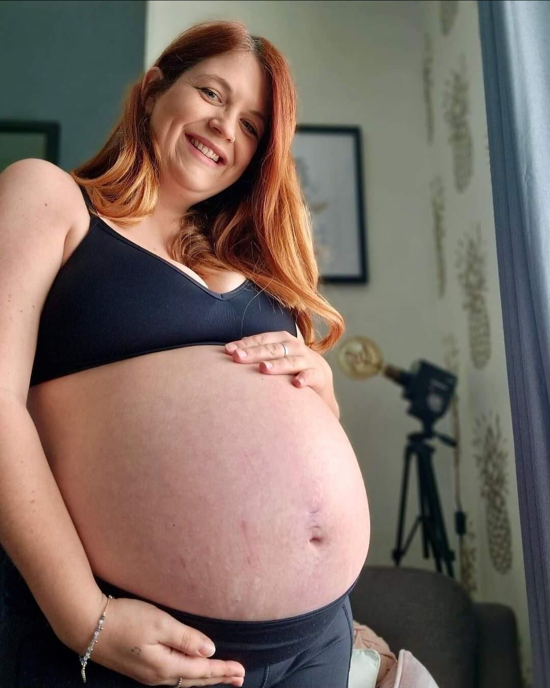 [Pregnant] redhead mature with twins