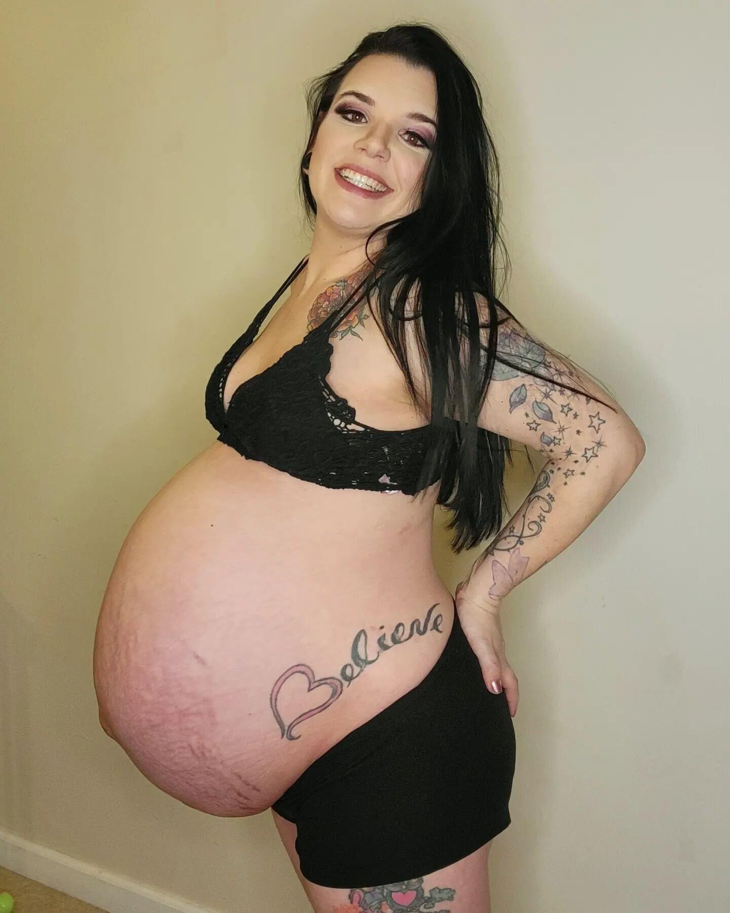 Amadora Kayla com uma enorme barriga de grávida