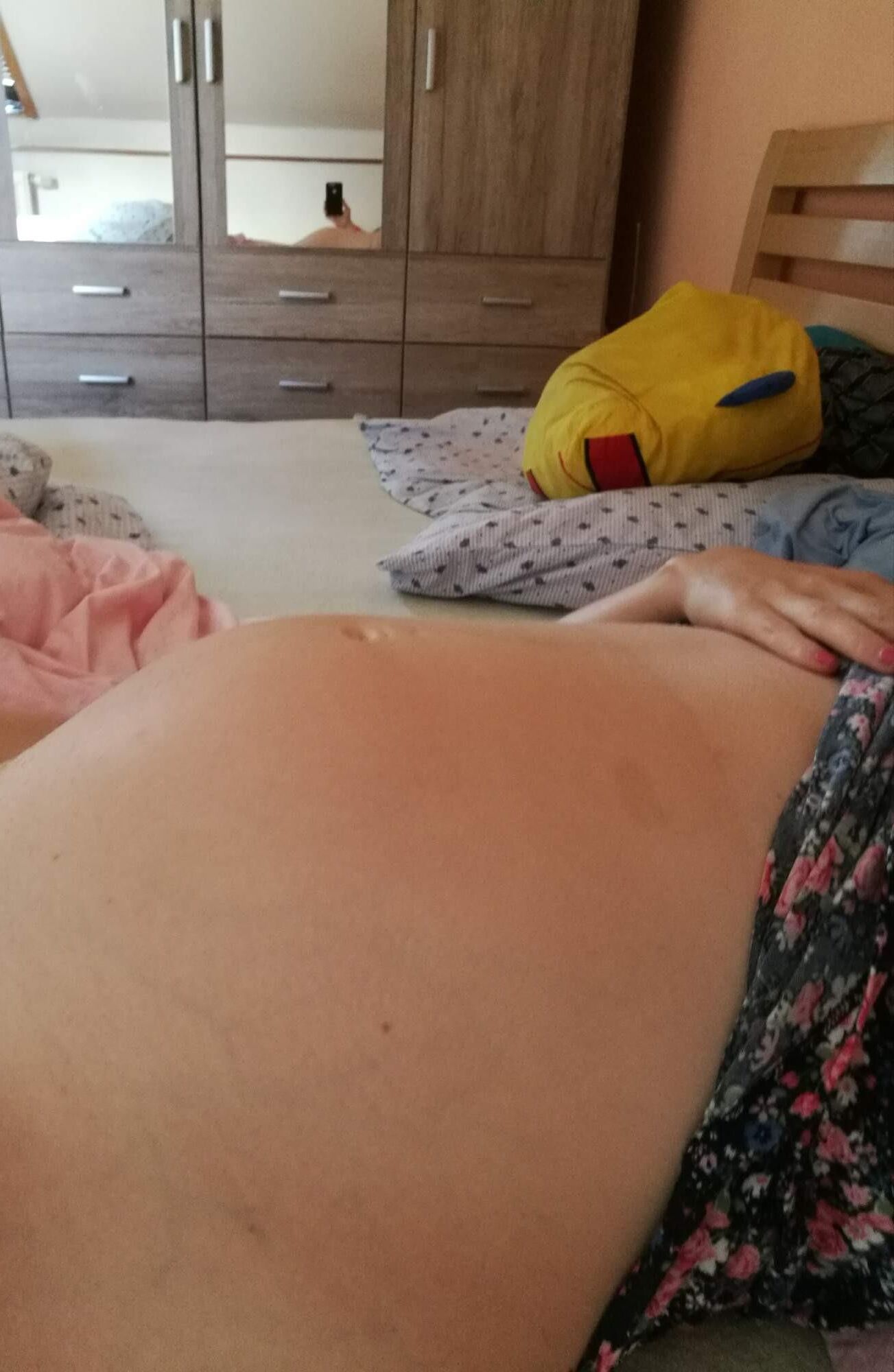 [Enceinte] jeune maman aime montrer son ventre