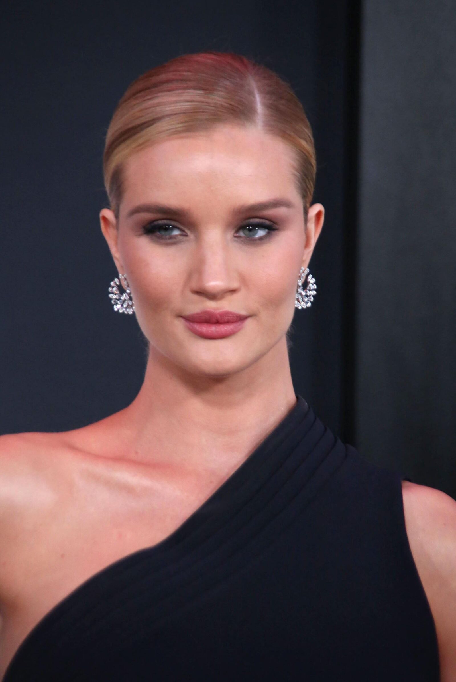 Rosie Huntington-Whiteley – Premiere von „Das Schicksal der Wütenden“.