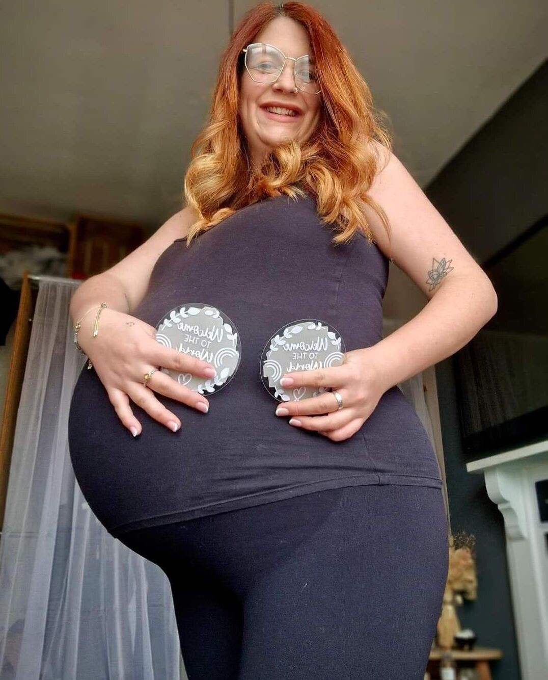 [Pregnant] redhead mature with twins