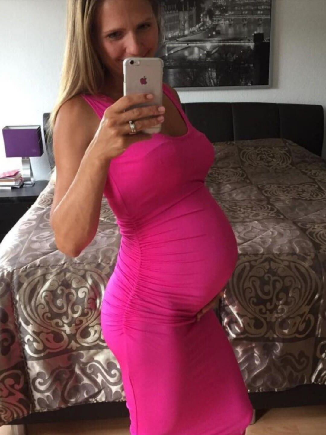 Mirror mirror on the wall, who's the sexiest preggo of them all?