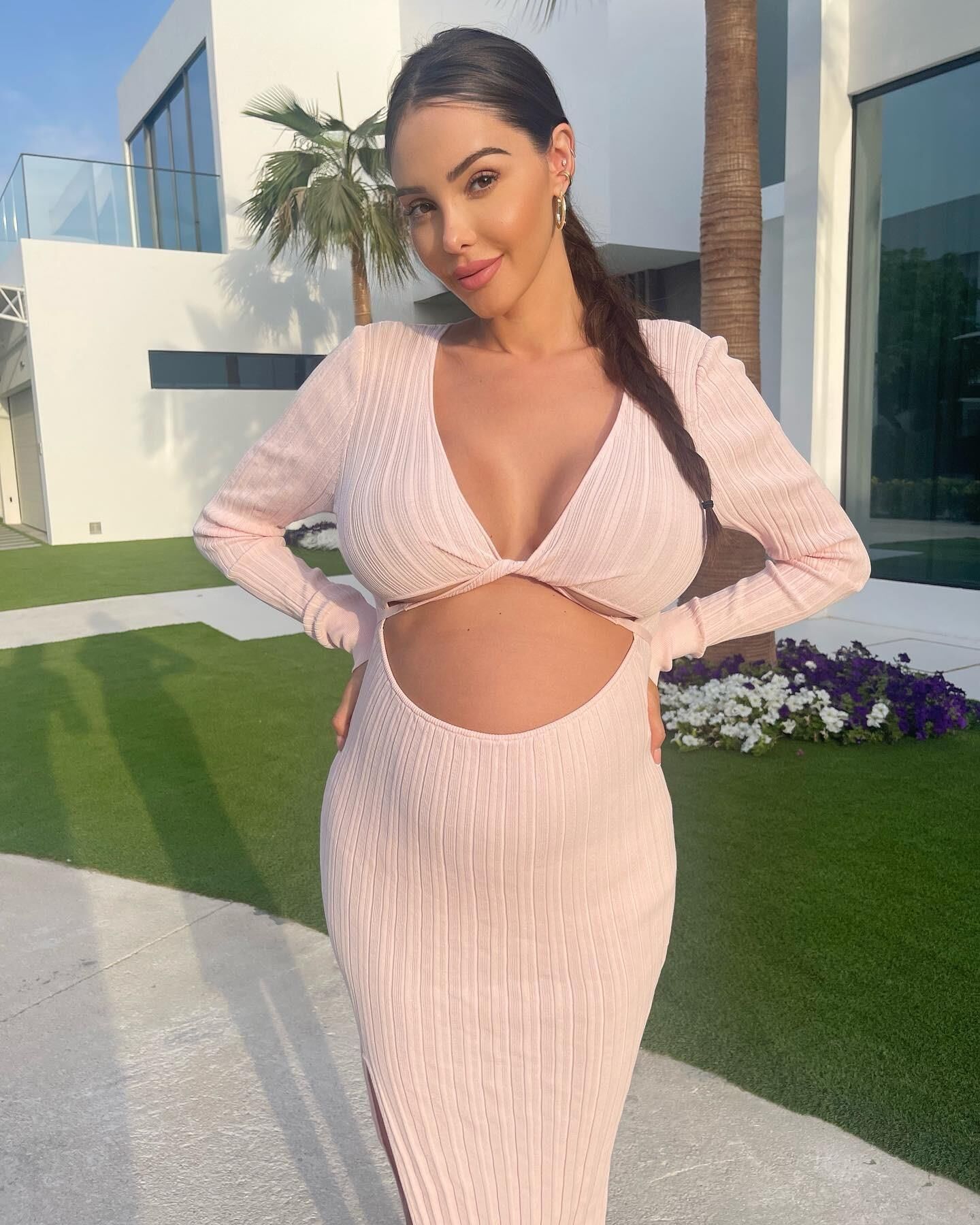 Nabilla, femme enceinte et chaude, aux gros seins