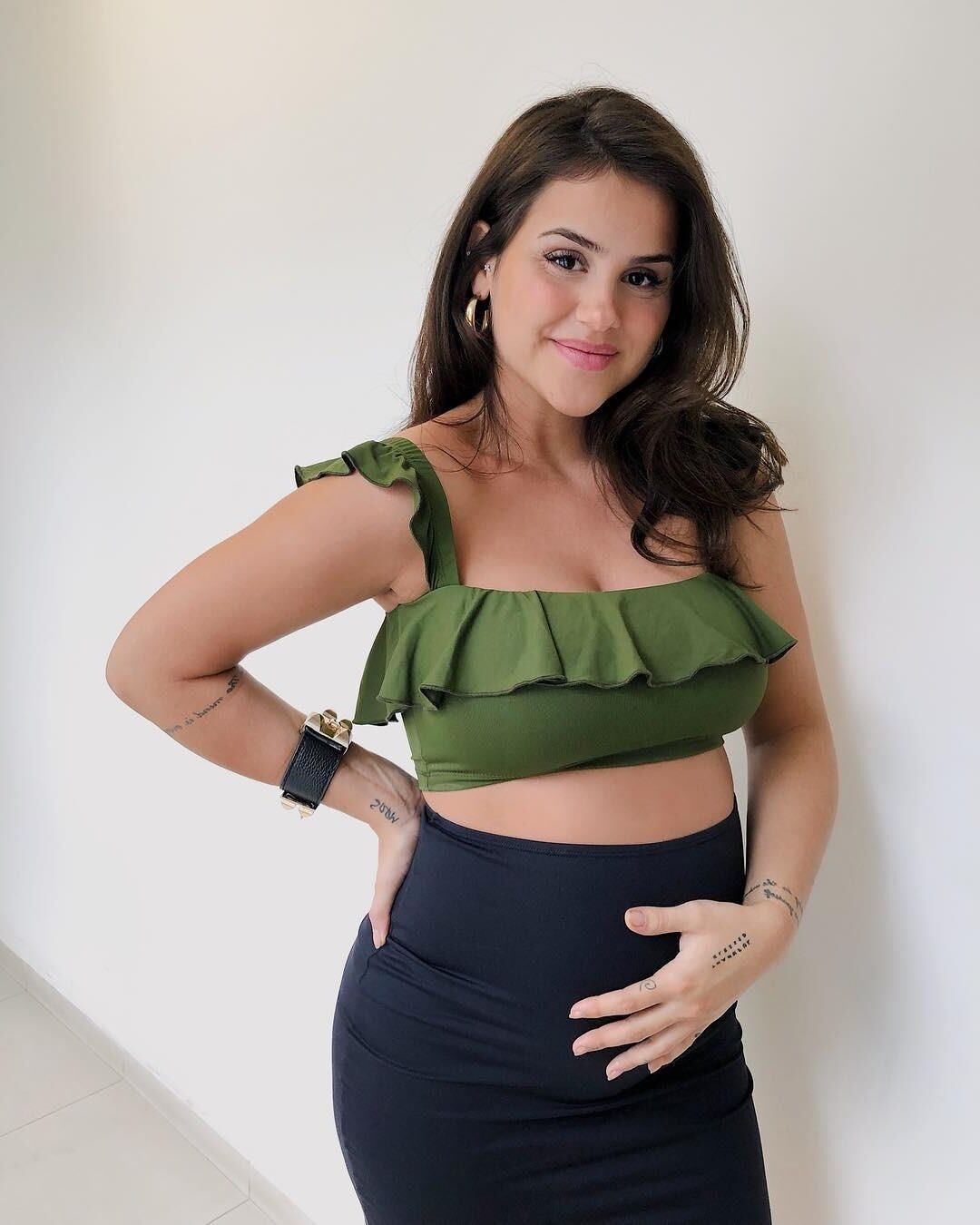 slutty amateur mom as a tv host pregnant