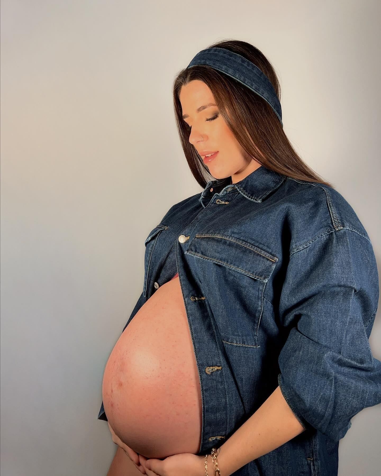 Hot pregnant babe Julia with huge belly