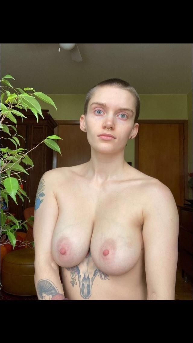 Embarazada amateur peluda posando desnuda