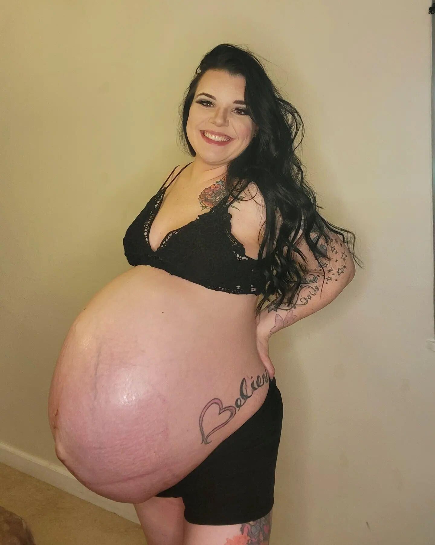 Amadora Kayla com uma enorme barriga de grávida