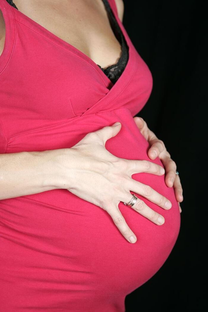 Mamá [embarazada] muestra su barriga