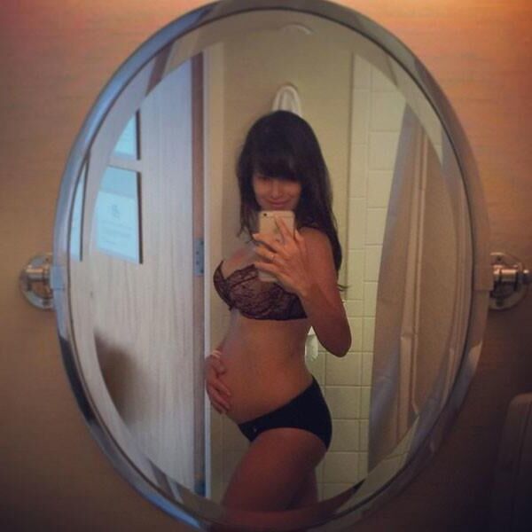 [Pregnant] Hilaria Baldwin