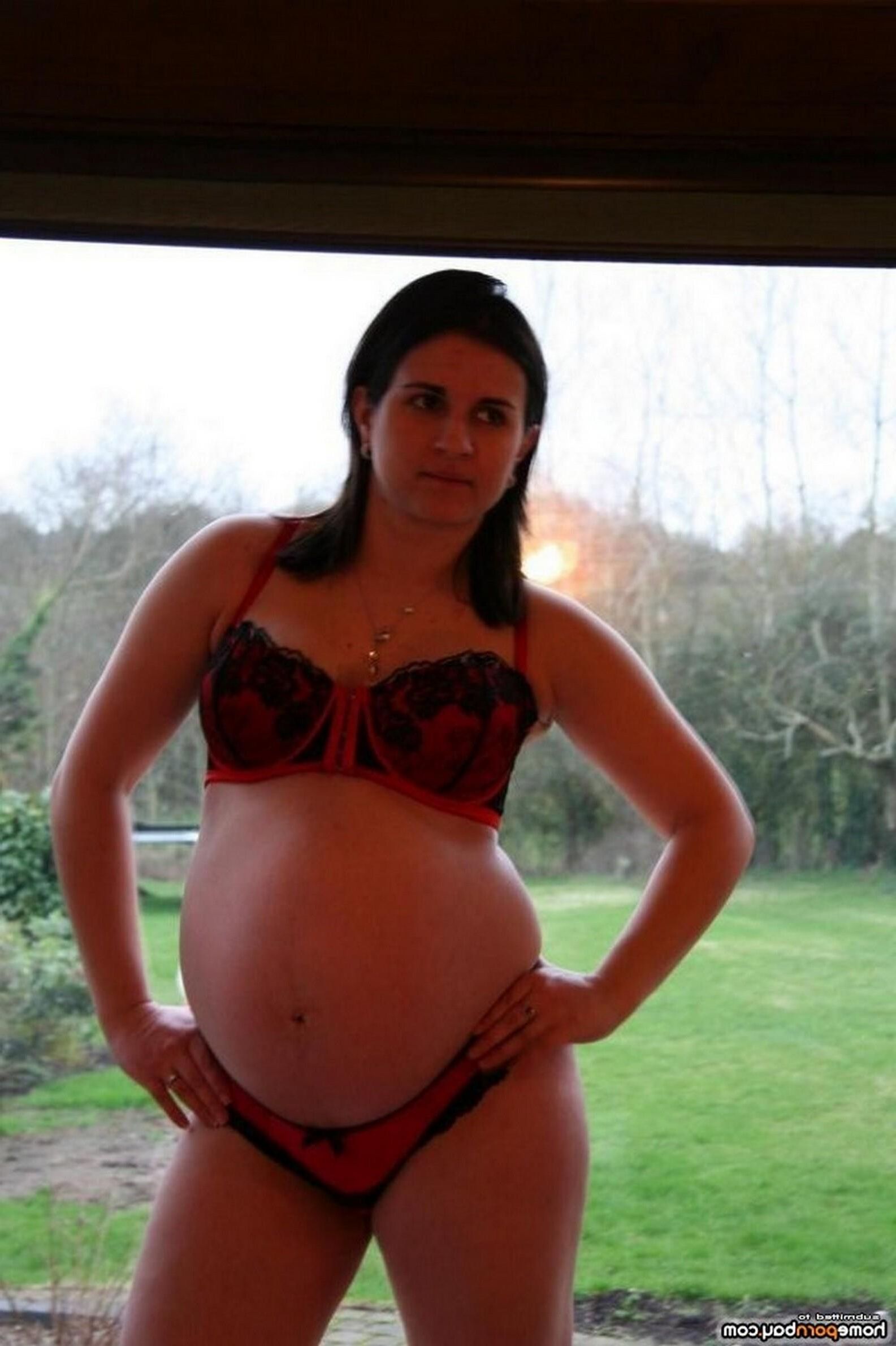 Femme au foyer enceinte posant nue