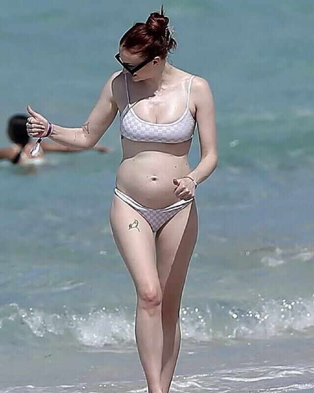 preggo hoe Sophie Turner with 2nd bun in the oven