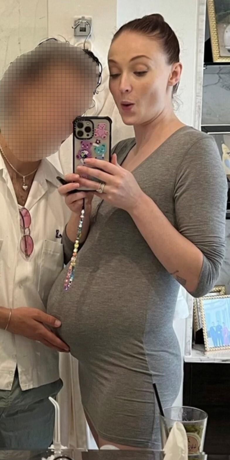 preggo hoe Sophie Turner with 2nd bun in the oven