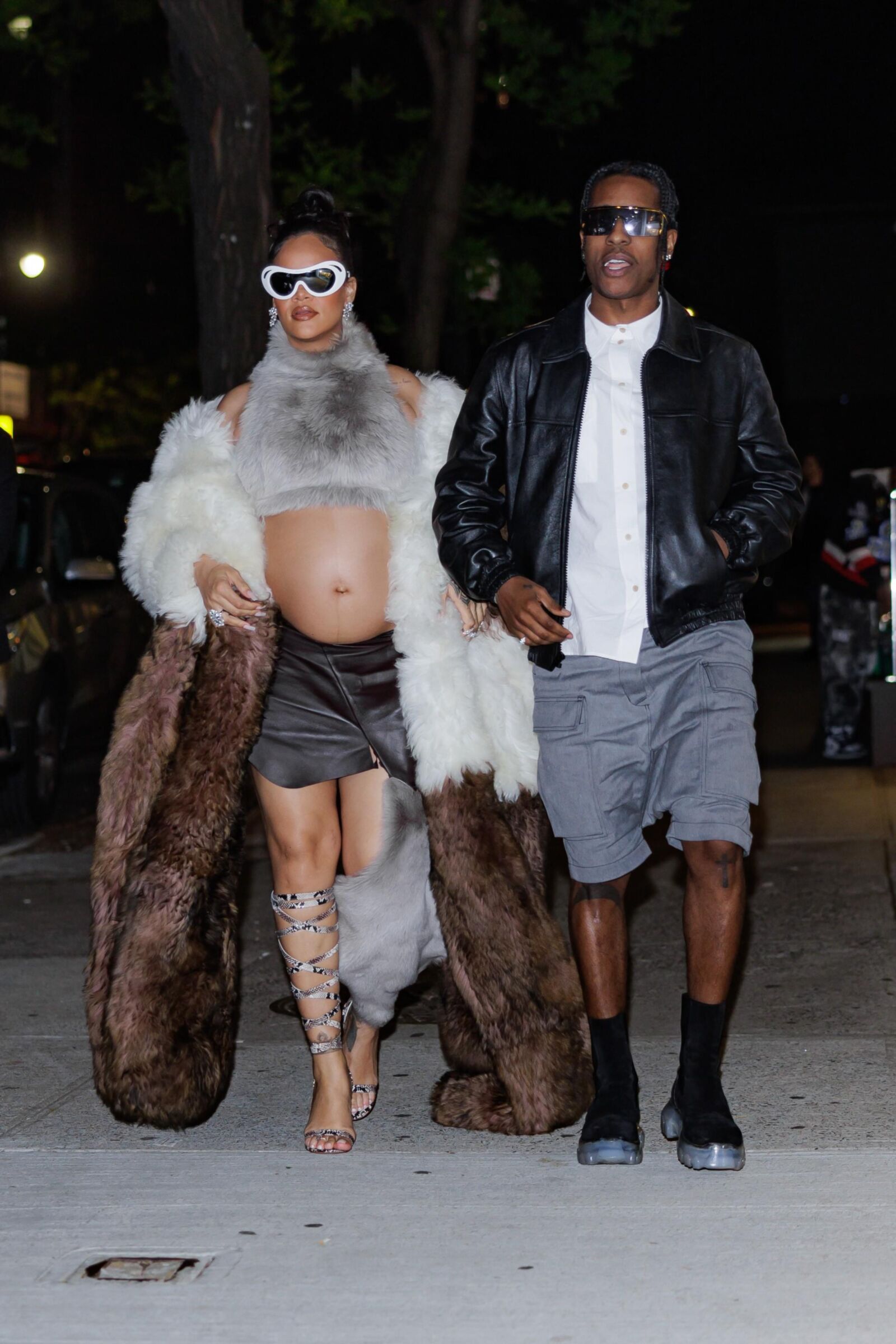 Rihanna - mostra barriga com casaco de pele