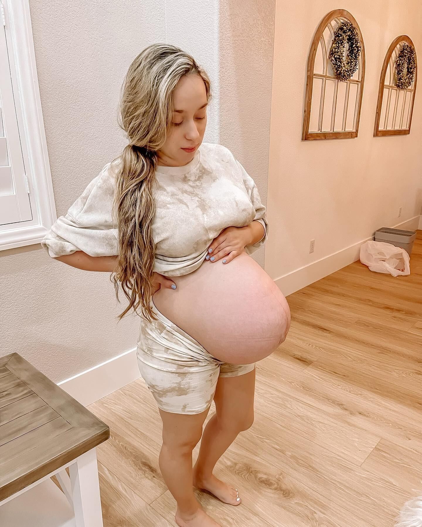 Pregnant mom Eliana with a huge preggo belly