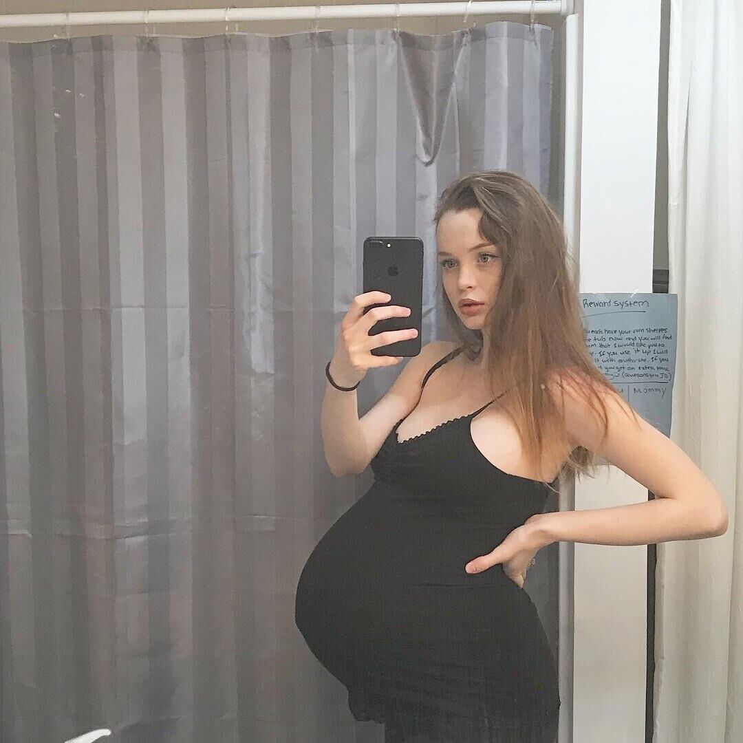 [Pregnant] young girl with twins