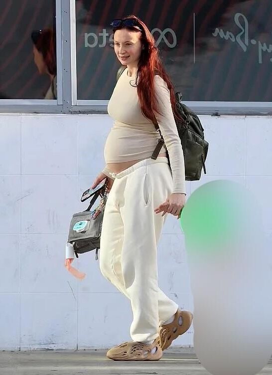 preggo hoe Sophie Turner with 2nd bun in the oven