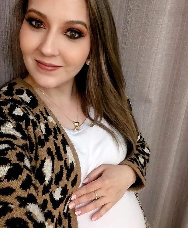 [Pregnant] wife gets photographed