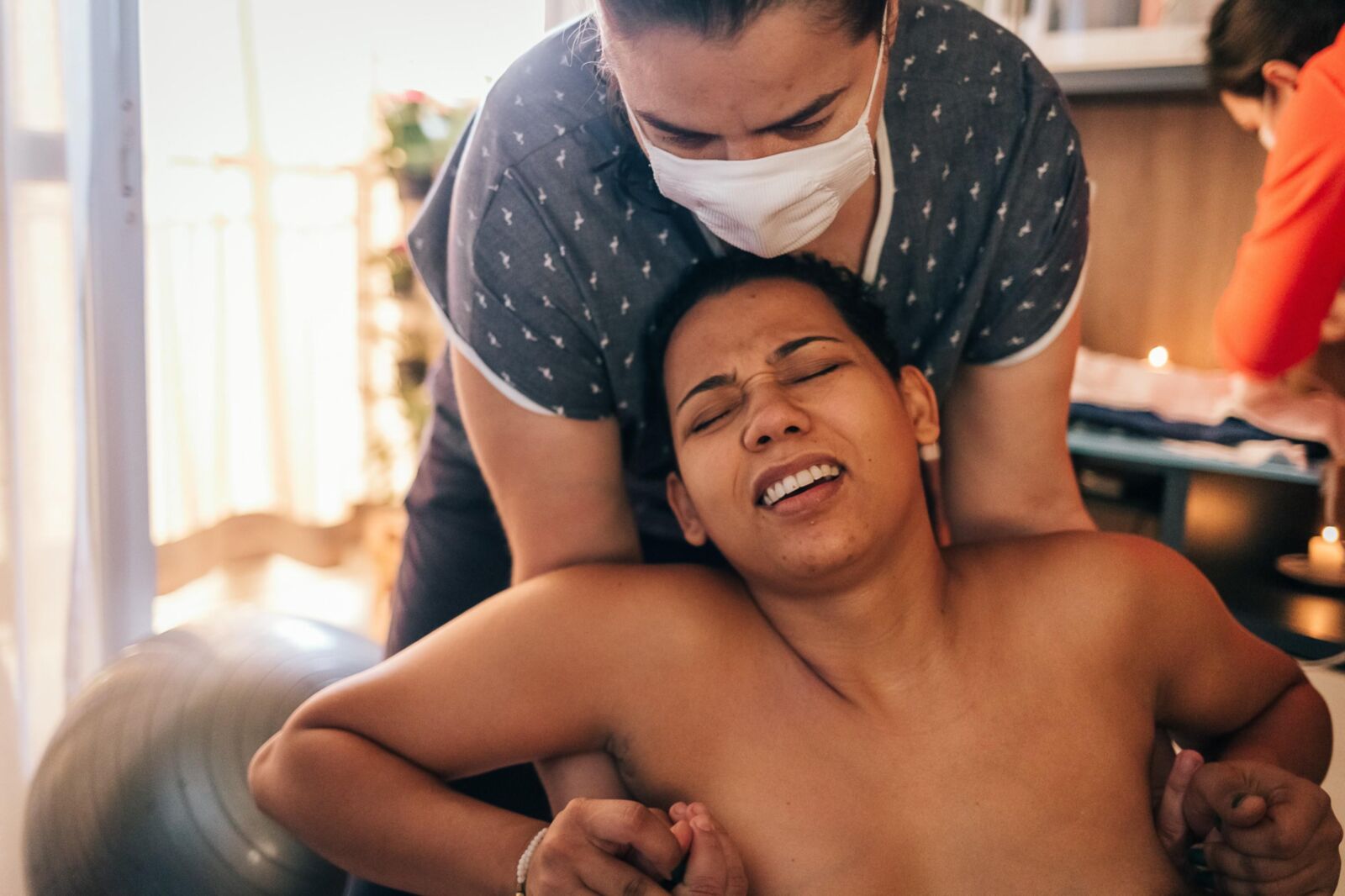 Mãe grávida em trabalho de parto 12