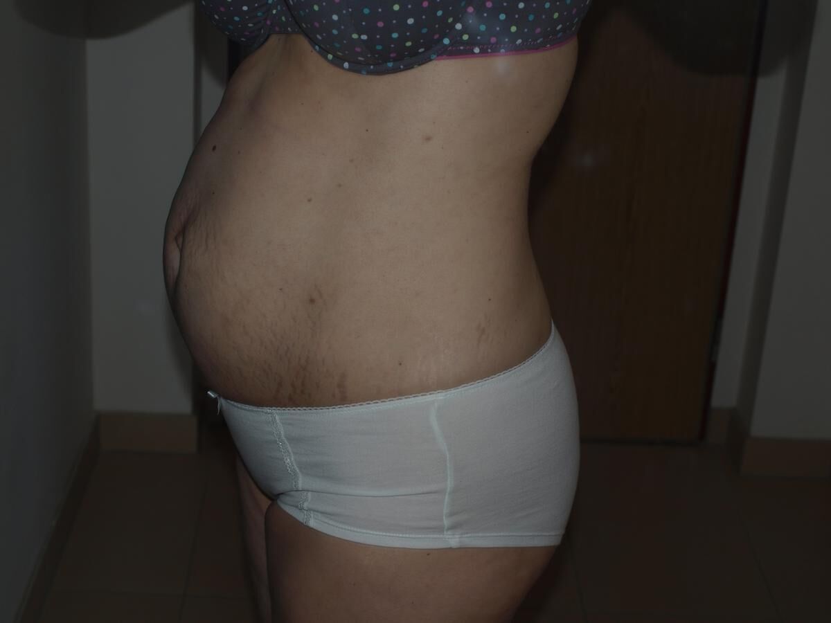 Mujer [embarazada] muestra su barriga