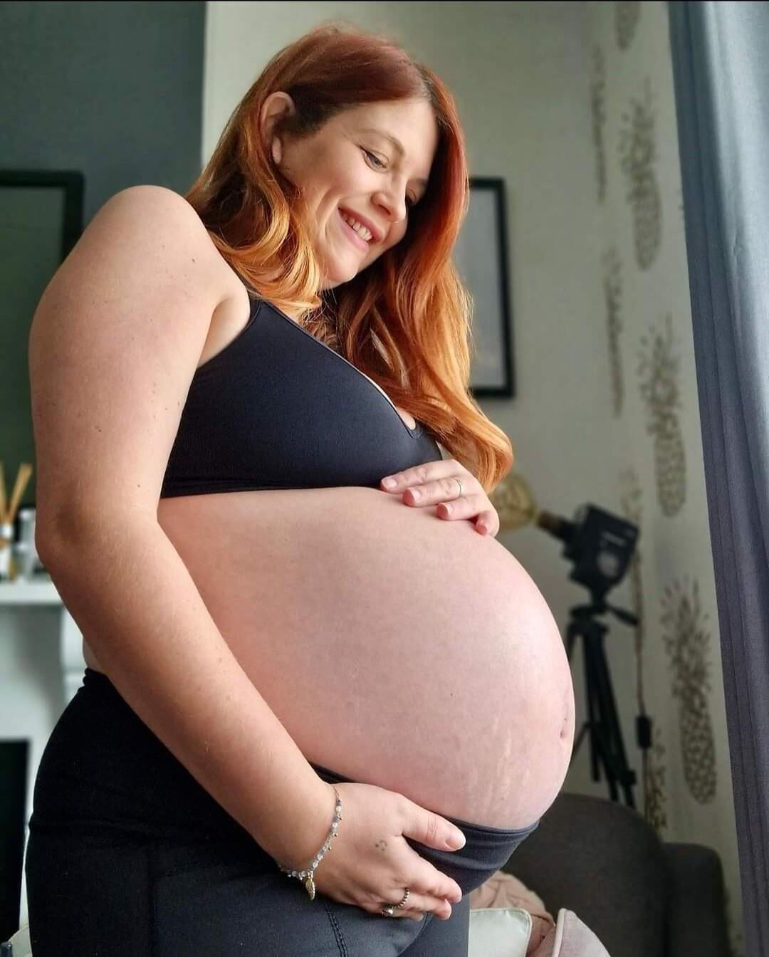 [Pregnant] redhead mature with twins