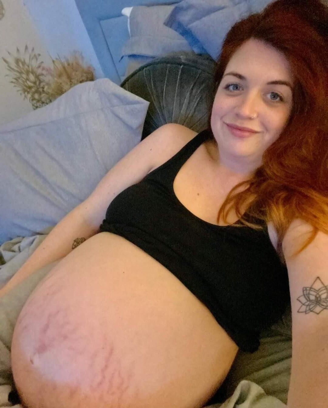 [Pregnant] redhead mature with twins