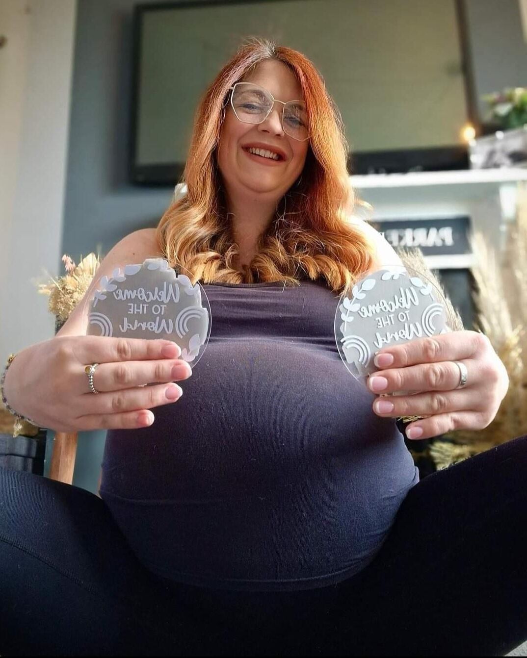 [Pregnant] redhead mature with twins