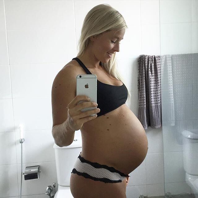 Fit loira escandinava preggo