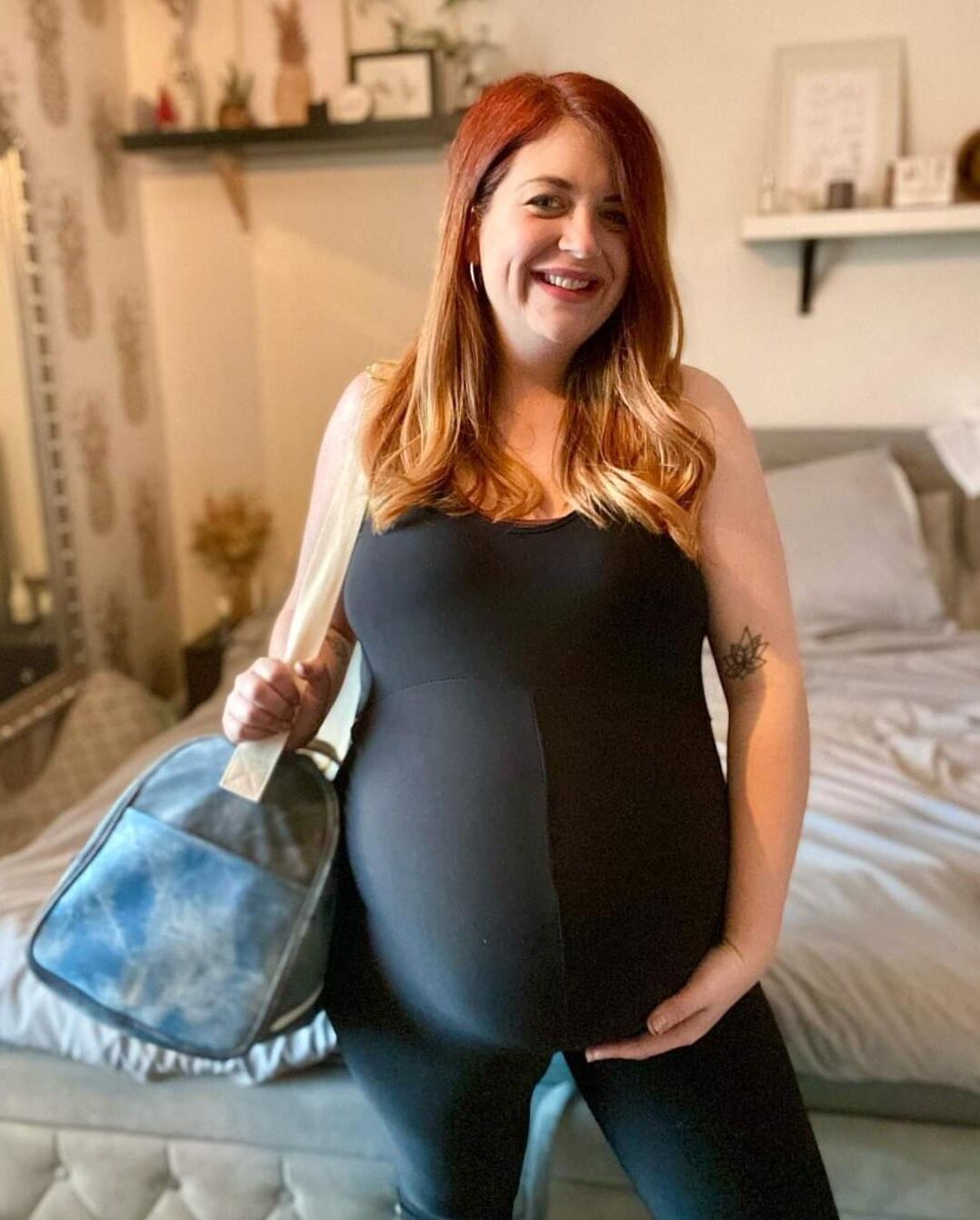 [Pregnant] redhead mature with twins