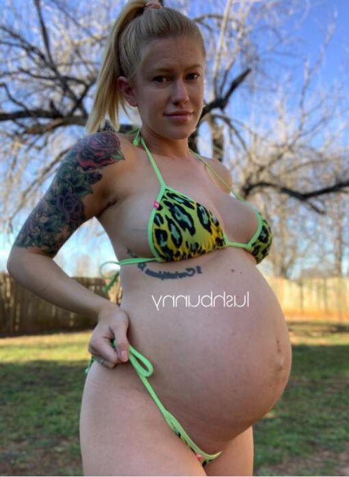 Preggo rubia súper sexy con tatuajes de mala calidad