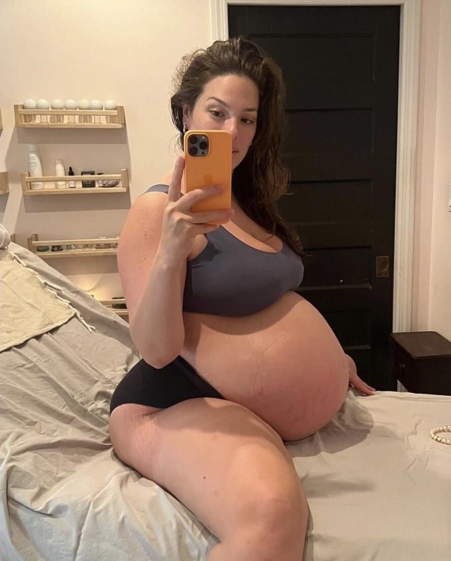 Mirror mirror on the wall, who's the sexiest preggo of them all?