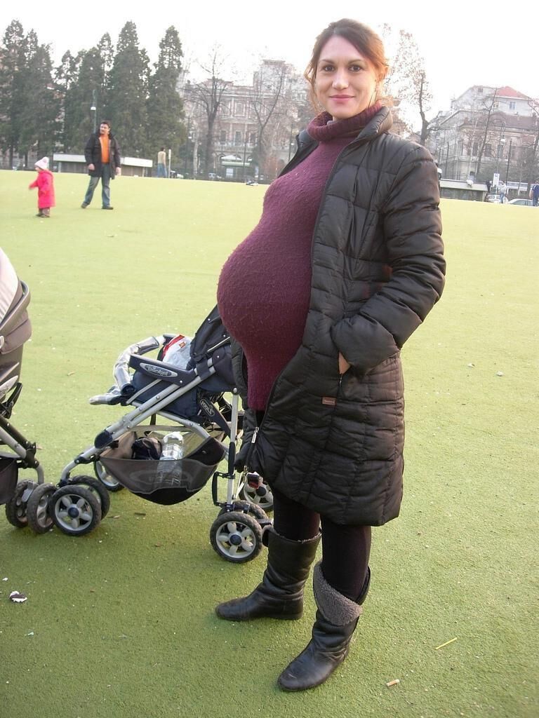 Barrigas de meninas apontando para fora na frente