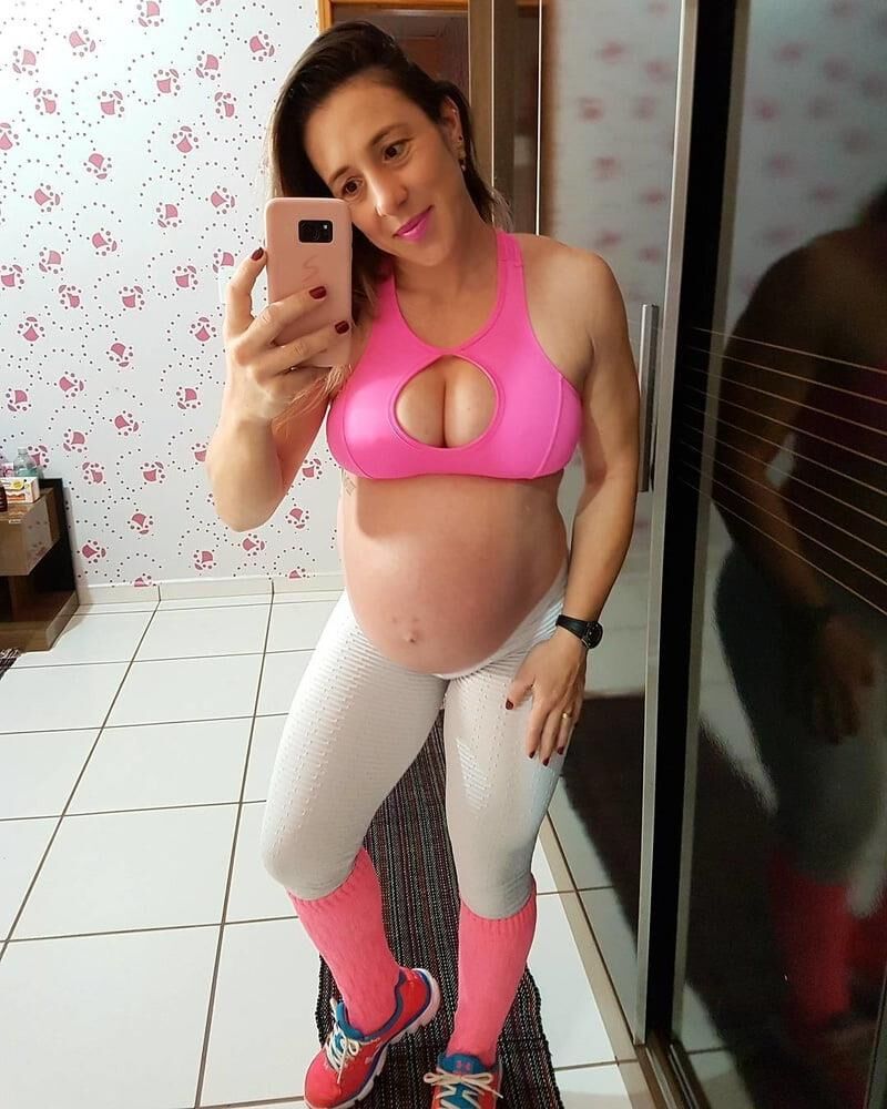 Hot amateur preggo mom Elaine at home non nude 2