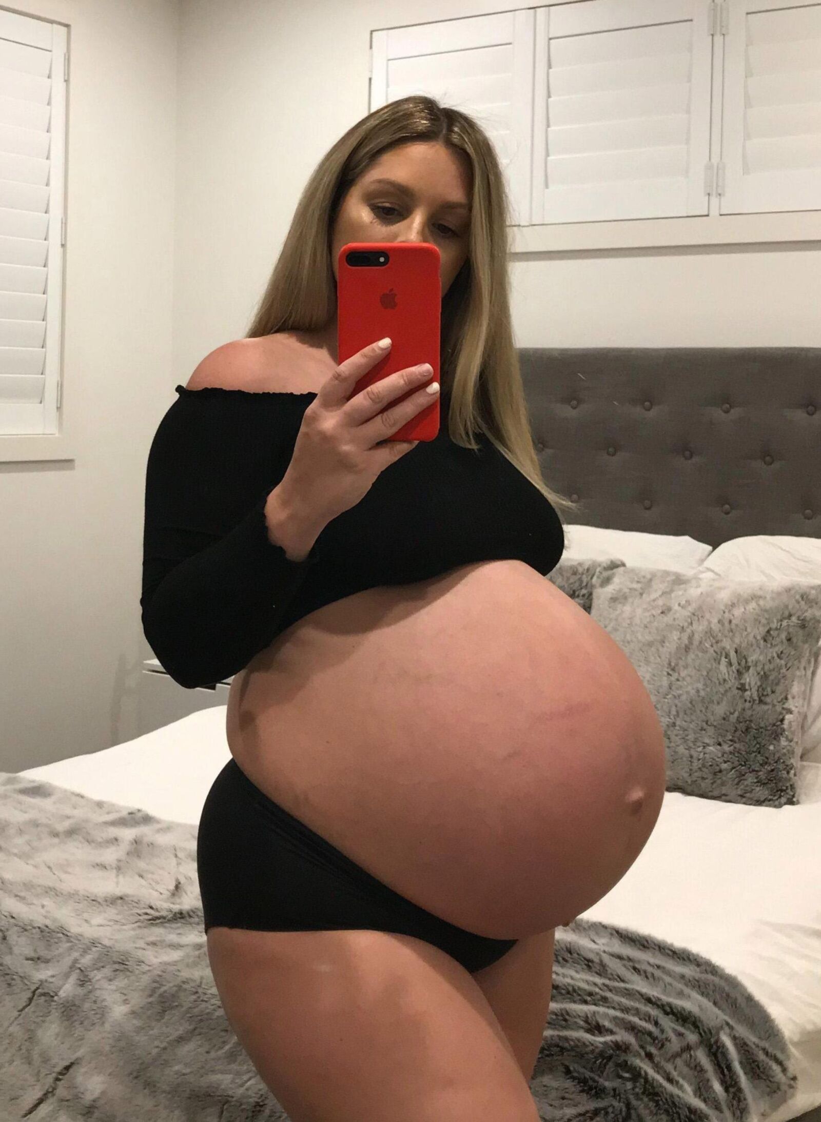 Mirror mirror on the wall, who's the sexiest preggo of them all?