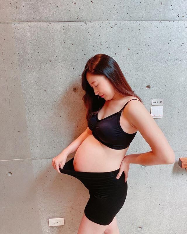 Pregnant Asian Women 5