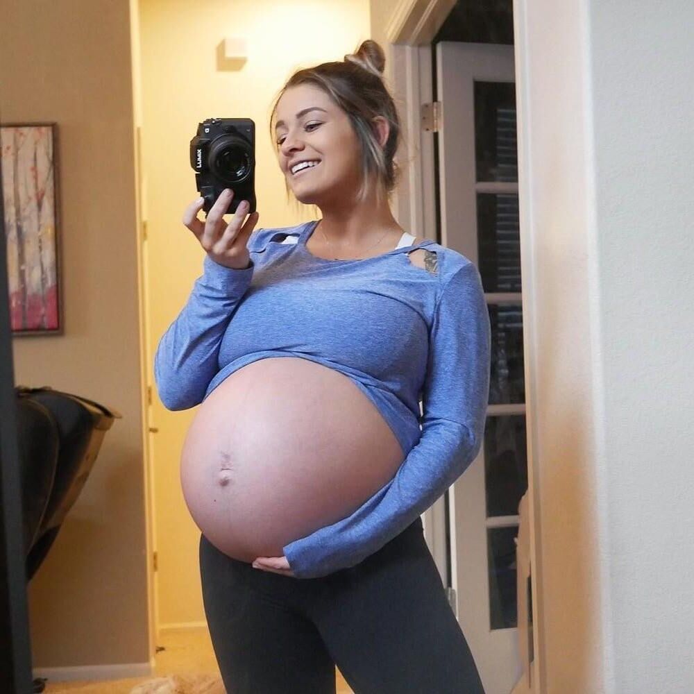 Mirror mirror on the wall, who's the sexiest preggo of them all?