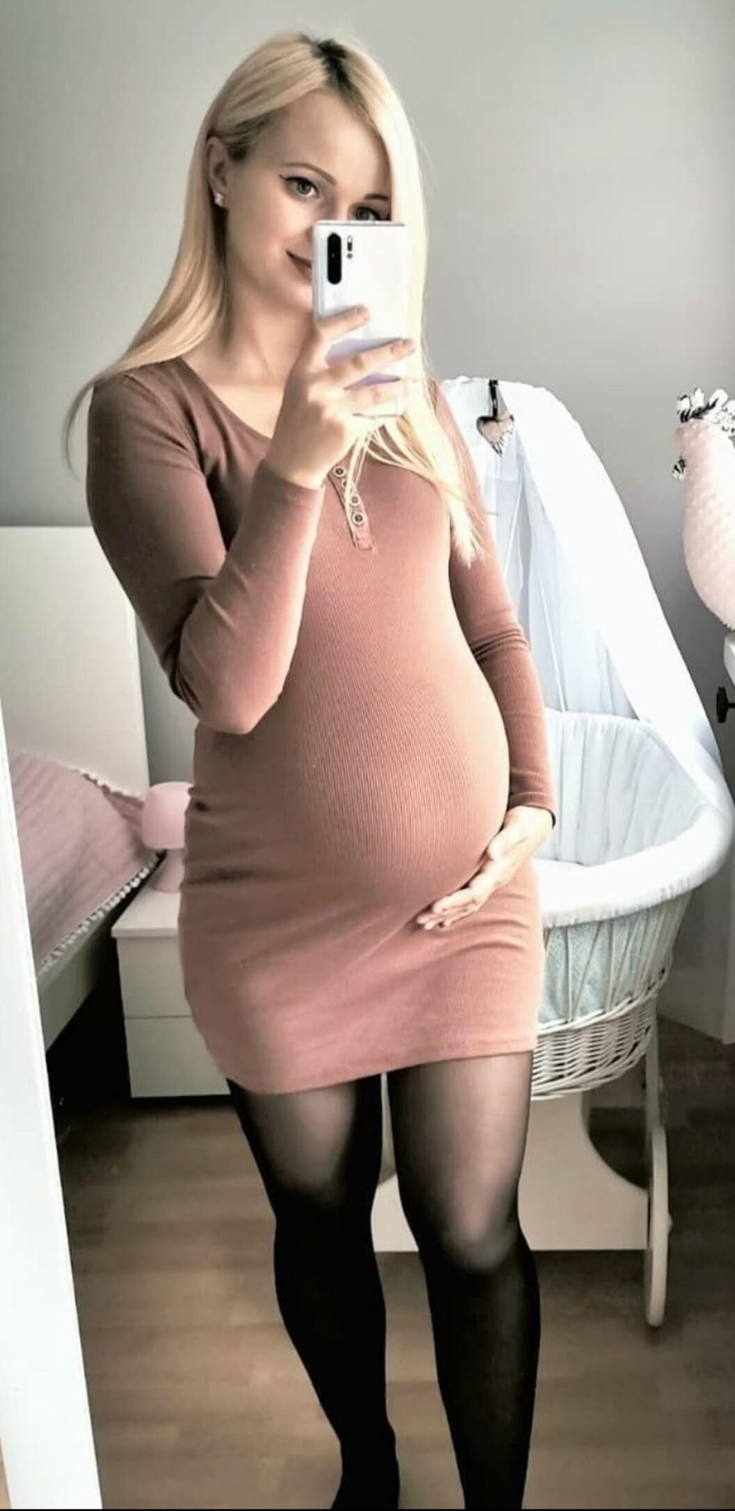 Mirror mirror on the wall, who's the sexiest preggo of them all?