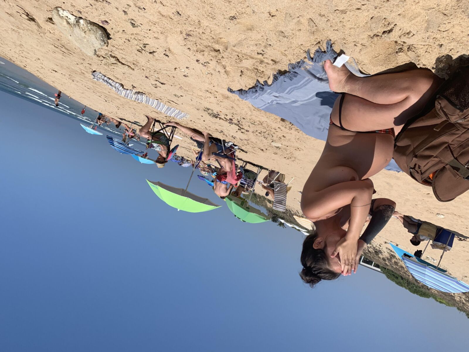 Dos mujeres embarazadas en la playa