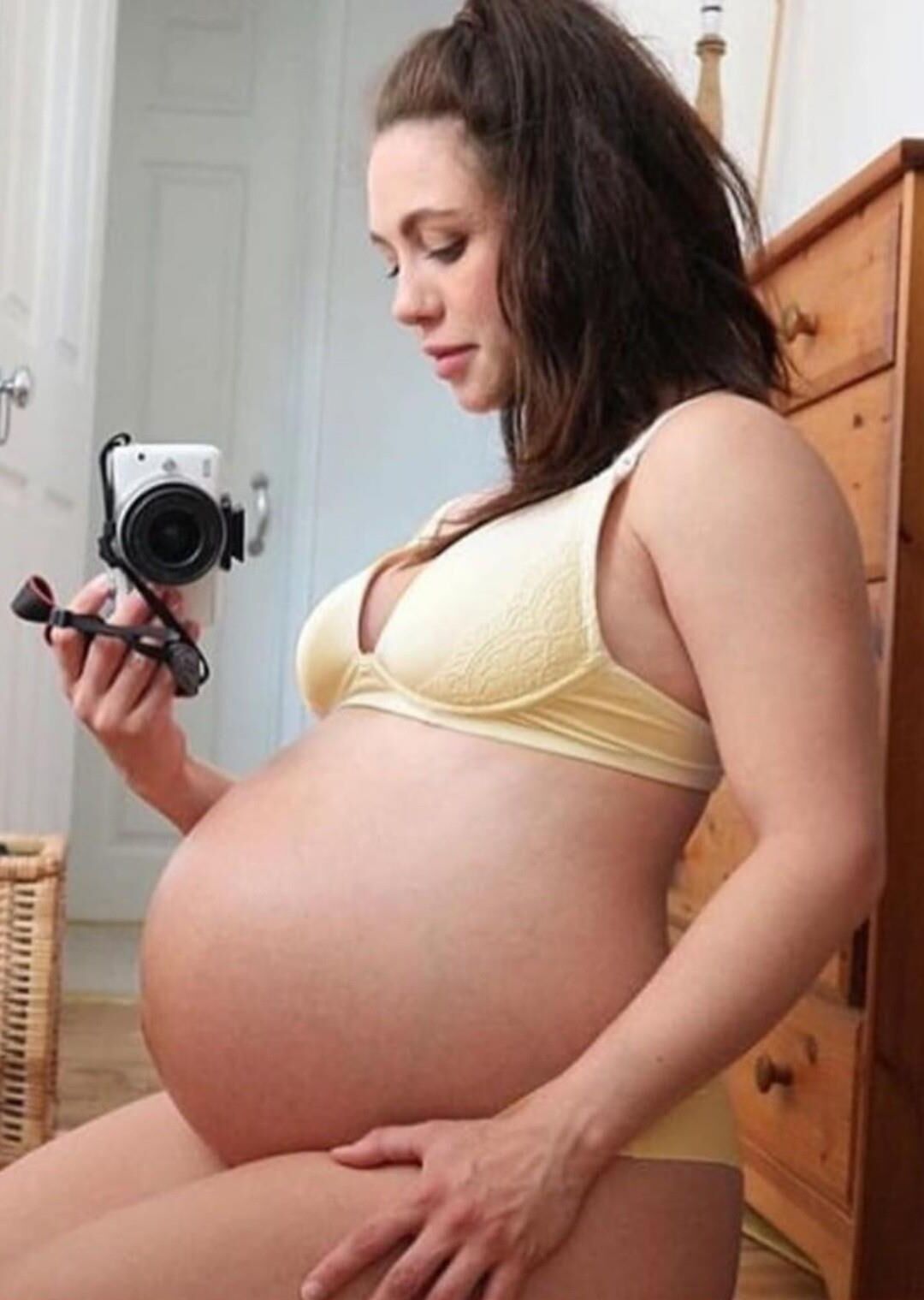 Mirror mirror on the wall, who's the sexiest preggo of them all?