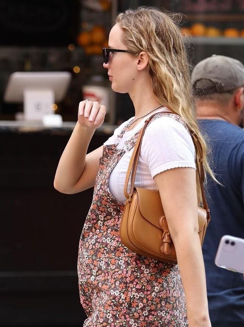 Jennifer Lawrence fat and fully pregnant 